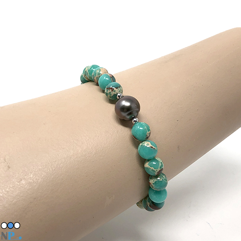 Bracelet de perle de Tahiti de 11,5 mm style baroque avec un rang de Jaspe sediment de la mer verte de toute beaute sur elastique